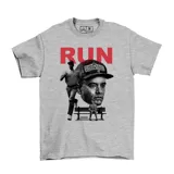 Remera gris con estampado de Forrest Gump y la palabra "RUN" en rojo.