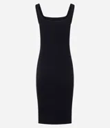 Vestido midi color borgoña, confeccionado en tejido de punto rib, con escote cuadrado y breteles anchos.