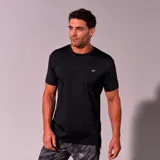 Remera deportiva negra de manga corta con cuello redondo y logo pequeño en el pecho.