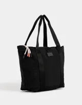 Bolso negro tipo shopper de tela deportiva con doble asa de hombro, cierre superior con tirador de cordón y goma, y etiqueta de goma con logo.