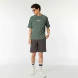 Short gris de corte recto con costuras verticales al frente.