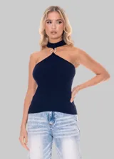 Musculosa negra de tejido de punto con cuello halter y detalle de aro metálico con strass.