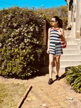 Conjunto de verano tejido a rayas azules y blancas, compuesto por musculosa y short.