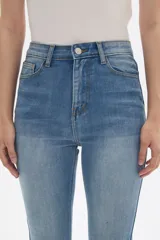 Pantalón de jean azul de tiro alto, corte skinny y cinco bolsillos.