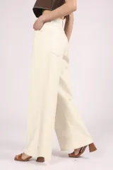 Pantalón de jean color crudo, corte wide leg, con tiro alto y costuras a contratono.