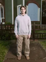 Canguro gris melange con capucha, mangas largas y bolsillo tipo canguro. Estampado en la espalda con la inscripción "Oakwood Nine Zero 90291 LA County".