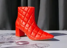 Bota corta de cuero rojo con diseño capitoneado, forro y plantilla de cuero. Taco cuadrado de 6 cm.