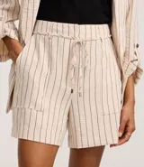 Short de cintura alta color crema con rayas verticales finas en azul marino, con bolsillos laterales y cintura elástica ajustable con lazo.