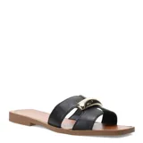 Sandalia plana tipo slide de mujer, color negro, con tira ancha sobre el empeine adornada con un herraje metálico dorado curvo. La suela es de color marrón claro.