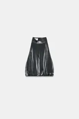 Top negro brillante con cuello halter ajustable con botones a presión, hombros descubiertos, detalle de tira elástica cruzada en la espalda y bajo abullonado.