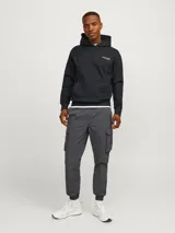 Hoodie negro con capucha y manga larga. Tiene un pequeño logo blanco en el pecho.