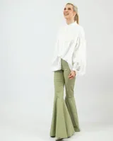 Pantalón acampanado rojo.