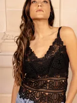 Top negro de encaje con breteles finos y escote en V.