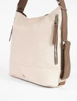 Cartera convertible en mochila color natural, con correa de hombro marrón y detalles de cierres metálicos.