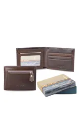 Billetera gris de cuero con bolsillo frontal con cierre metálico. Interior con visor, tarjeteros, doble compartimento para billetes y un compartimento con cierre en la parte posterior interna.