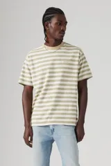 Remera Levi's de hombre con corte holgado, cuello redondo y mangas cortas. Diseño a rayas horizontales en color blanco y verde caqui. Logo de la marca bordado en el pecho.