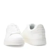 Championes urbanos color blanco con cordones.