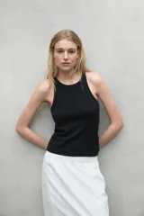 Musculosa negra de algodón con cuello redondo y sisas anchas.