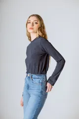 Camiseta de manga larga color gris oscuro con cuello redondo y logo bordado en el pecho.