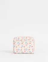 Billetera de cuerina color blanco con estampado de corazones rosas y lazos azules, cierre perimetral con cremallera y múltiples ranuras para tarjetas.