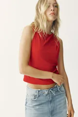 Top rojo de cuello redondo y tirantes anchos. Detalle de escote en espalda con tira cruzada ajustable con lazada.