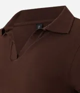 Blusa marrón con cuello polo y escote en V, de manga corta.