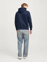 Hoodie azul marino tipo canguro de manga larga con capucha y fit regular. Cuenta con un bolsillo y cordón ajustable con terminales metálicas con el logo de la marca.