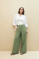 Pantalón color beige de corte ancho y tiro alto, con bolsillos delanteros amplios.