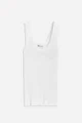 Camiseta blanca de tirantes confeccionada en algodón.