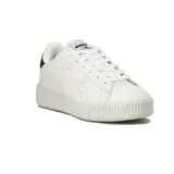 Zapatillas blancas de piel sintética con detalles en negro y suela de goma, diseño clásico y ligero.