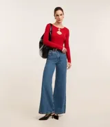 Blusa marrón de mangas largas confeccionada en viscosa, con cuello redondo y aberturas circulares en el busto con detalles metalizados.