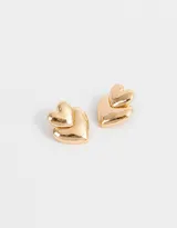Aros colgantes cortos dorados con diseño de doble corazón.