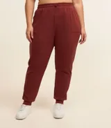 Pantalón deportivo estilo jogger color ladrillo, confeccionado en poliviscosa. Cuenta con cintura ajustable, bolsillos laterales y dobladillo ajustado.