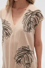 Remera de manga corta color azul marino con estampado de hojas de palmera en color beige y cuello en V.