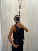 Musculosa gris de poliéster y rayón con spandex, escote en V y breteles anchos.