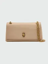 Bandolera Marc Jacobs modelo The Dual Chain Mini Bag, color beige, con correa de cadena dorada y cierre metálico dorado.