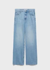 Pantalón de jean celeste de corte wide leg, tiro alto, cinco bolsillos, cierre con cremallera y botón, trabillas para cinturón y bajo deshilachado.