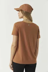 Remera básica negra de algodón con cuello redondo y mangas cortas.