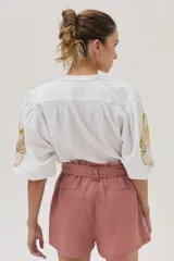 Short de lino color rosa con cintura elastizada y lazo para atar.