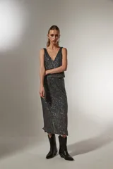 Blusa gris con lentejuelas, de poliéster, corte holgado y escote en V.