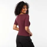 Camiseta de manga corta color borgoña, con escote redondo.