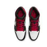 Zapatillas de caña media Air Jordan 1 Mid, color negro con detalles dorados en el logo, el cuello y el swoosh.