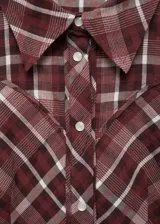 Camisa de manga larga con estampado de cuadros en tonos borgoña, blanco y gris. Tiene cuello camisero, cierre frontal con botones a presión y corte recto.
