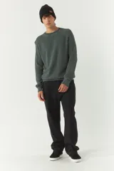 Sweater marrón liso de algodón con cuello redondo y costuras a contratono.