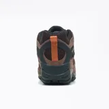 Bota de senderismo Merrell Yokota 2 Mid WP color marrón con detalles en negro y naranja. Fabricada con cuero y malla resistente al agua, con suela de goma antideslizante.