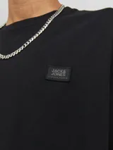 Camiseta negra de manga corta y cuello redondo con calce amplio.