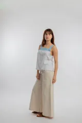 Top de tiras ancho color gris claro con detalle de canesú y tiras en color celeste.