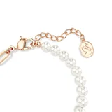Pulsera de doble hilera con cadena de eslabones dorados y perlas de cristal. Incluye un dije colgante de oso color rosa con incrustaciones de cristales. Cierre de mosquetón ajustable.