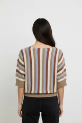 Sweater de acrílico a rayas horizontales en tonos beige, verde y borgoña, con cuello barco y mangas cortas.