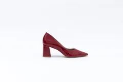 Zapato de tacón color borgoña charolado, con punta fina y taco cuadrado. Fabricado 100% en cuero.